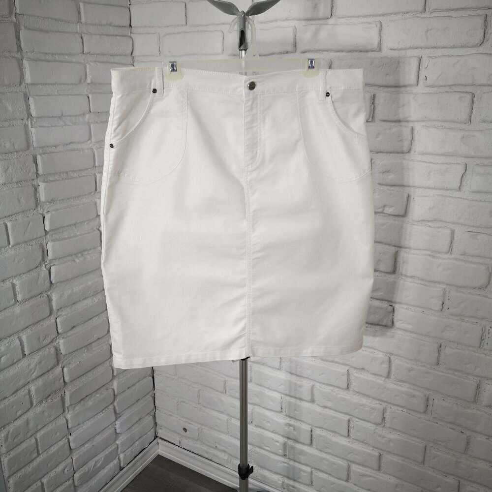 Nakad Ladies Size 13 White Zipper & Button Closure Lightweight Skirt